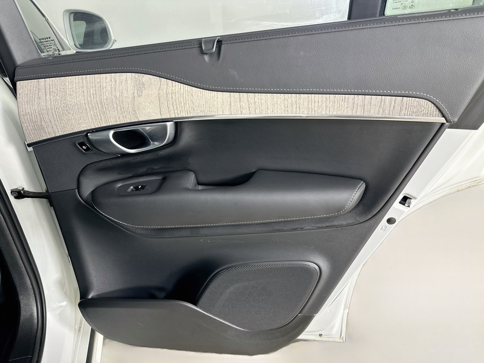 Certified 2024 Volvo XC90 B6 Ultimate w/ Protection Package Premier AWD/4WD image 40