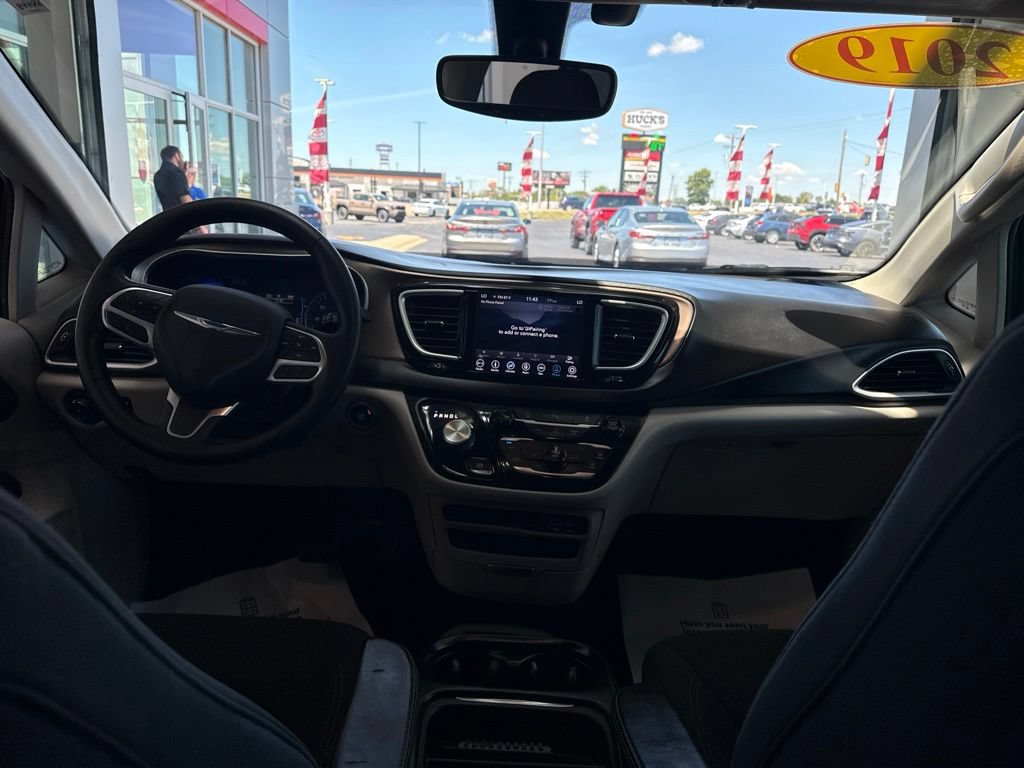 Used 2019 Chrysler Pacifica Touring Plus w/ Tire & Wheel Group FWD image 18