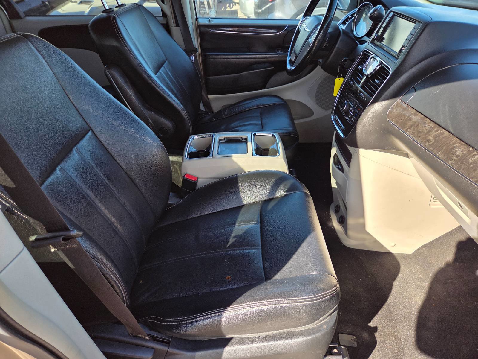 Used 2014 Chrysler Town & Country Touring image 15