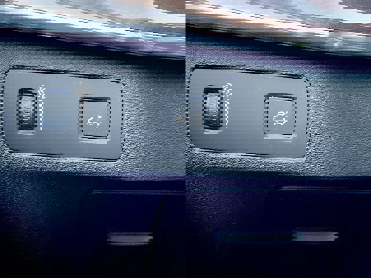 Used 2017 Volvo XC90 T6 Momentum w/ Vision Package image 32