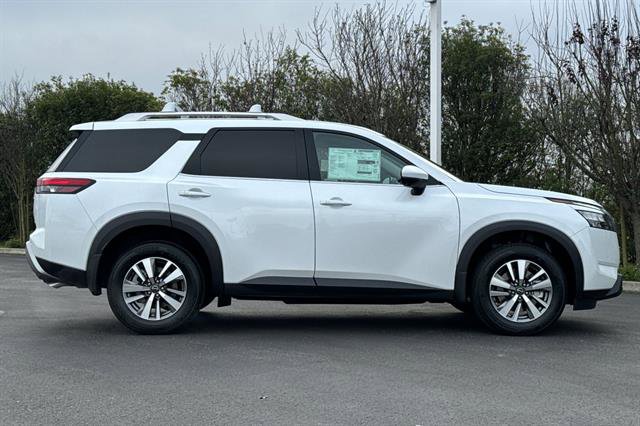 New 2025 Nissan Pathfinder SL image 3