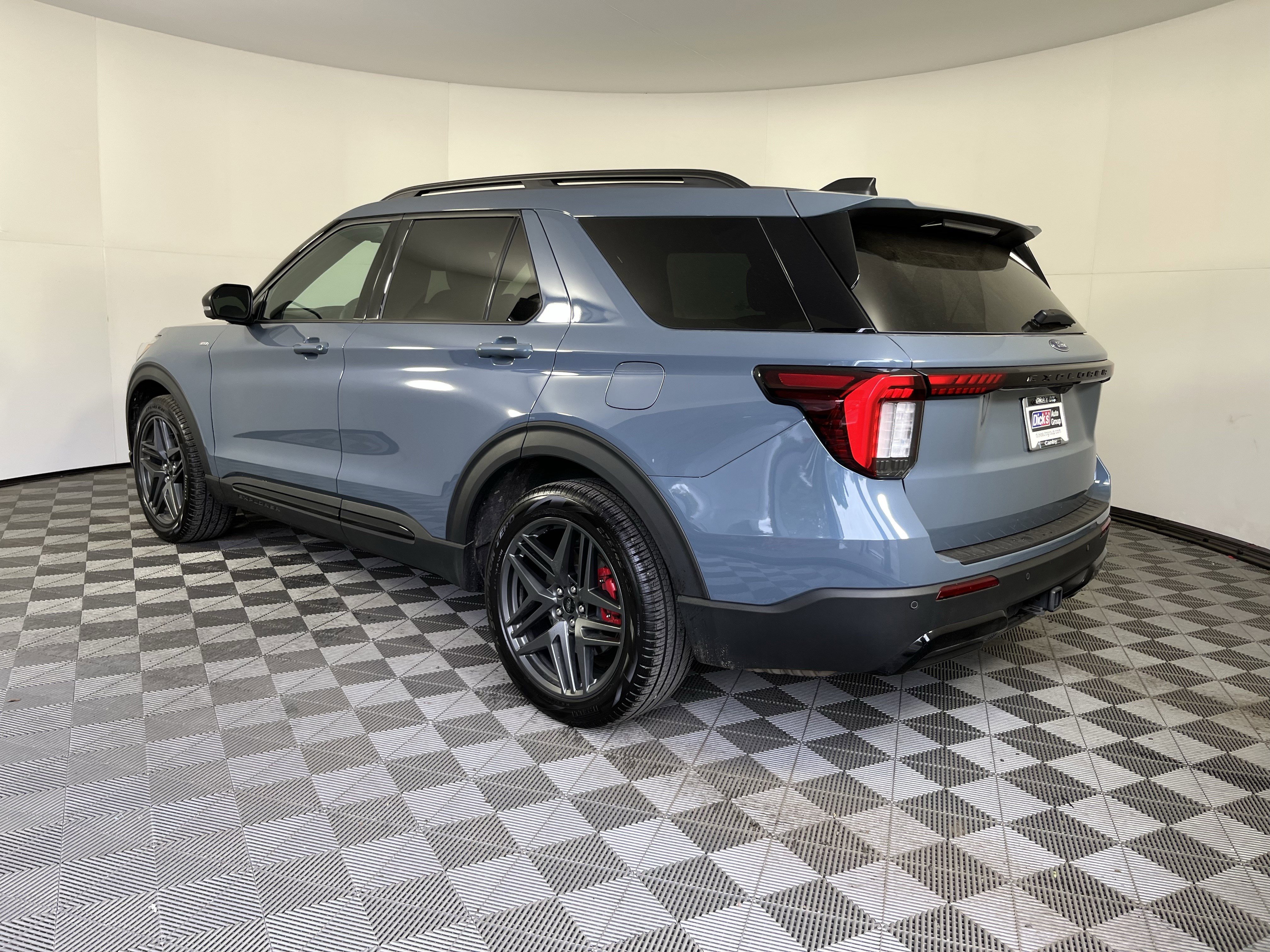 Used 2025 Ford Explorer ST-Line w/ Premium Package image 3