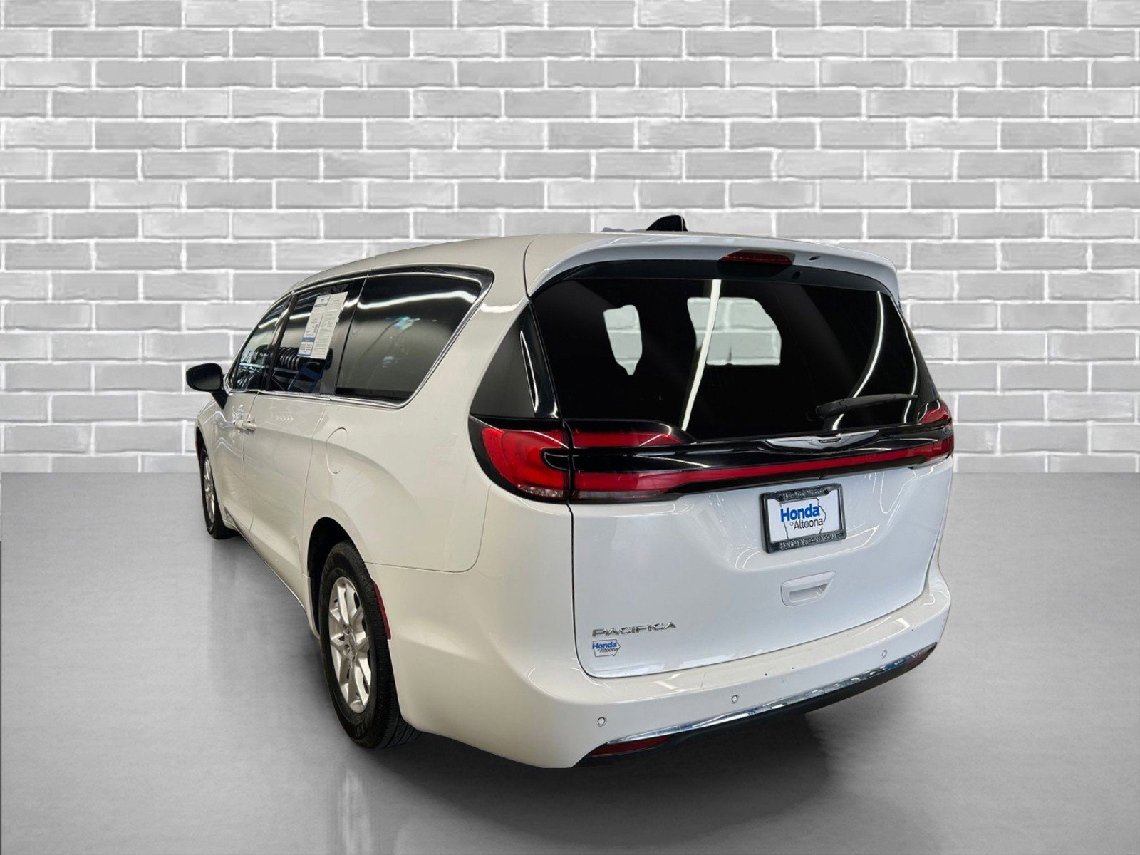 Used 2023 Chrysler Pacifica Touring-L image 3