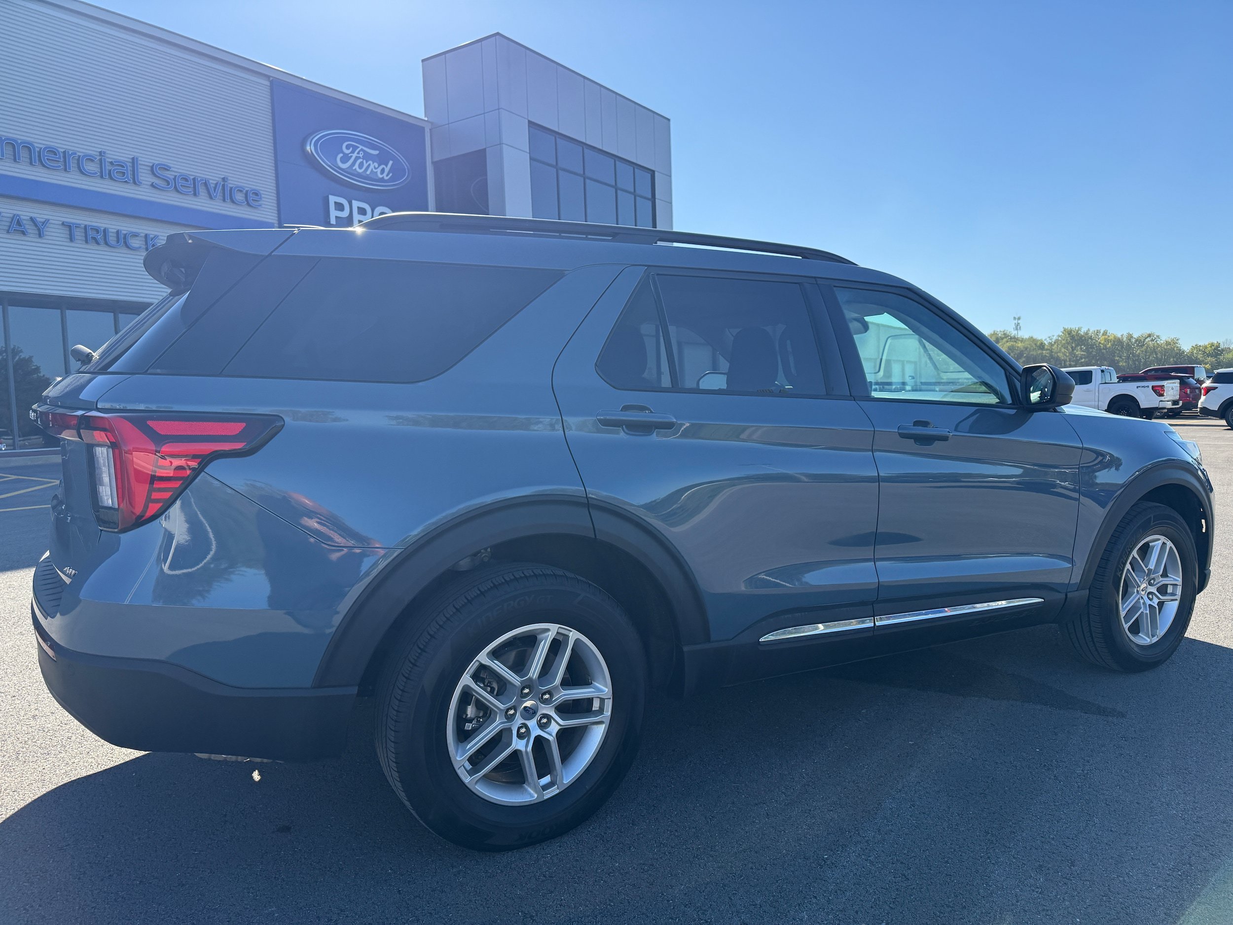 Used 2025 Ford Explorer Active AWD/4WD image 10