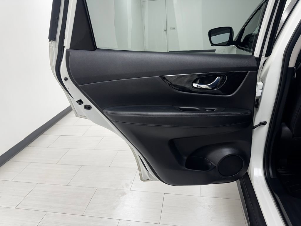 Used 2018 Nissan Rogue SL w/ Premium Package image 11