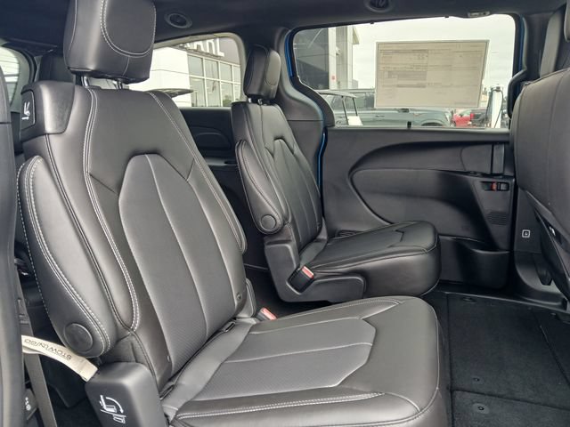 New 2027 Chrysler Pacifica Select FWD image 19
