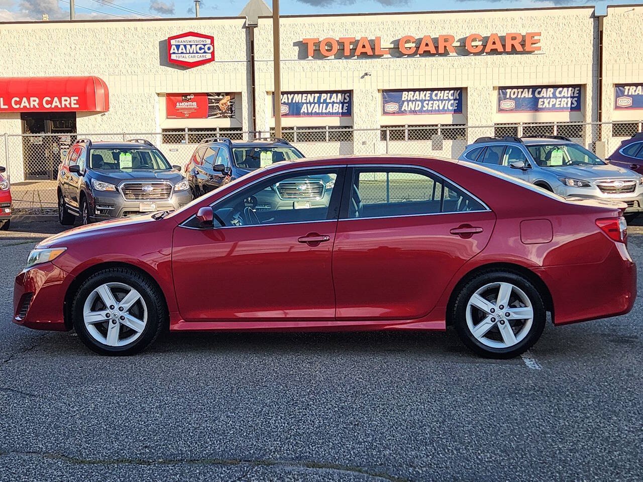 Used 2014 Toyota Camry SE w/ Moonroof Package FWD image 2