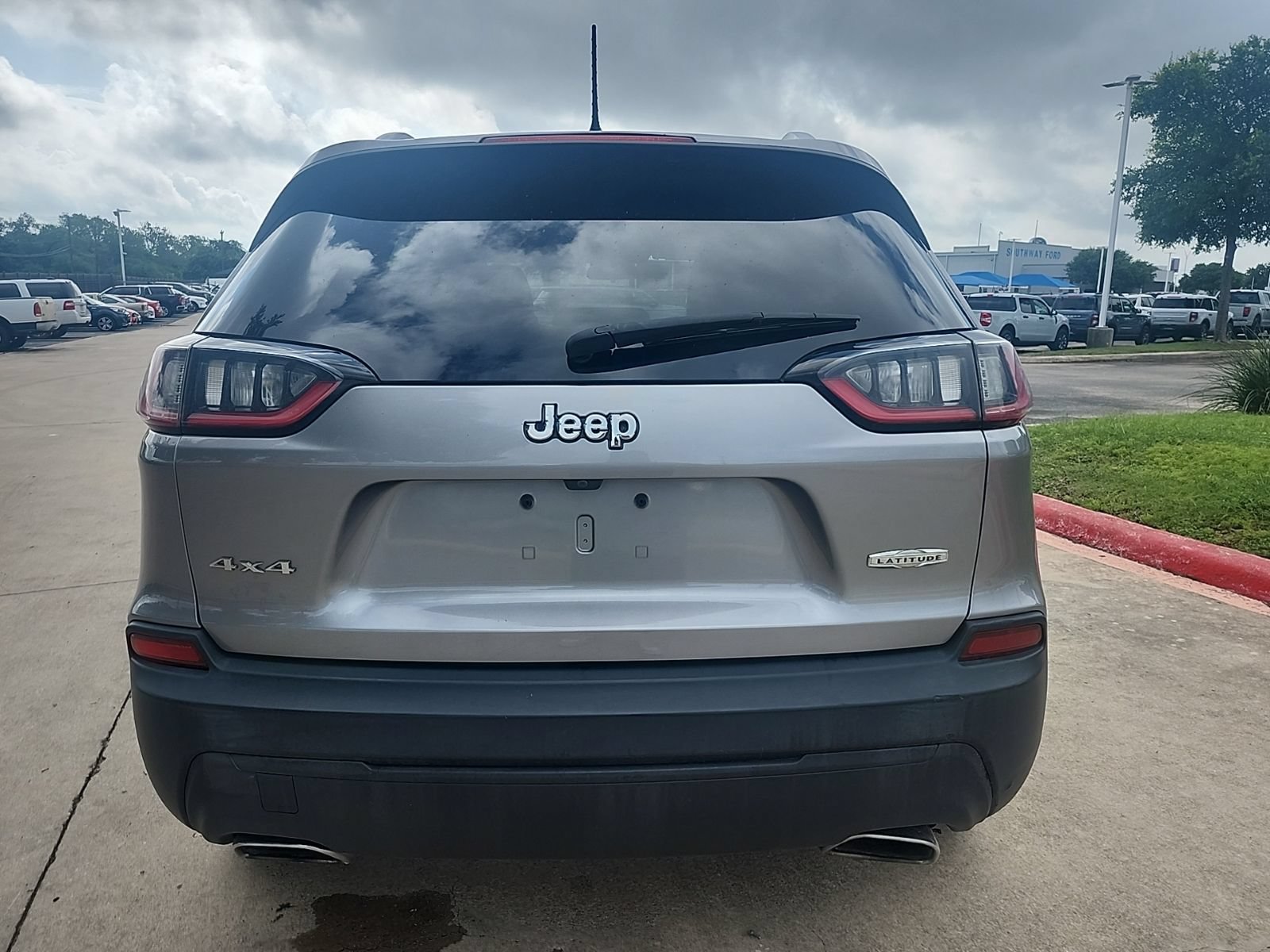 Used 2019 Jeep Cherokee Latitude w/ Popular Appearance Group AWD/4WD image 4