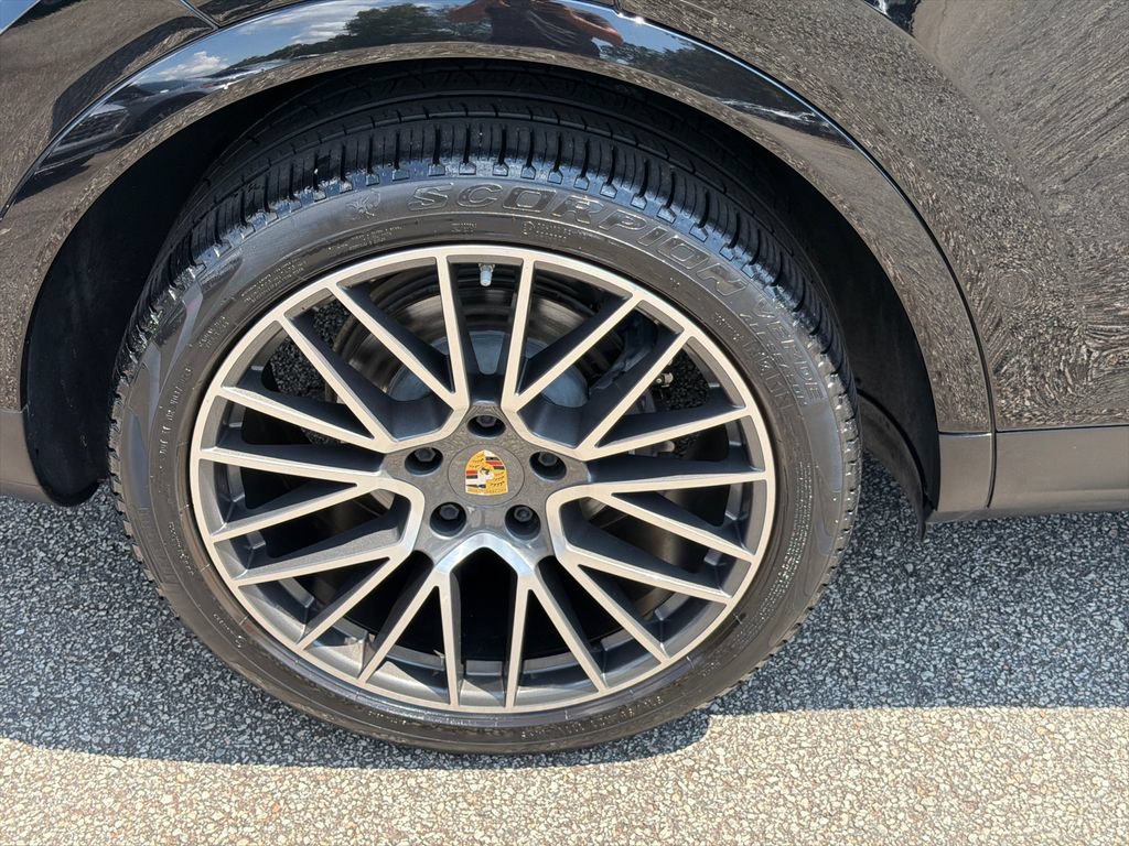 Used 2020 Porsche Cayenne AWD/4WD image 17