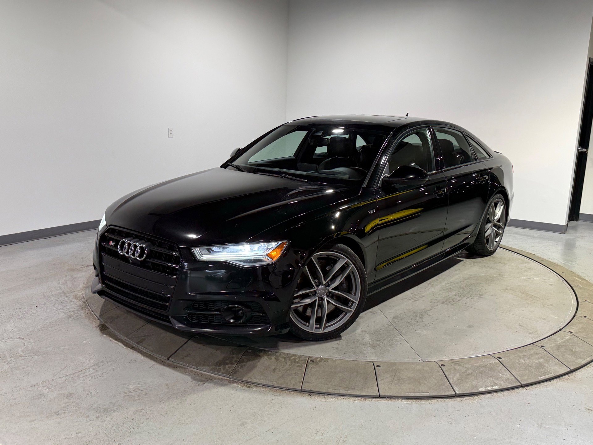 Used 2018 Audi S6 Prestige w/ Prestige Package image 2