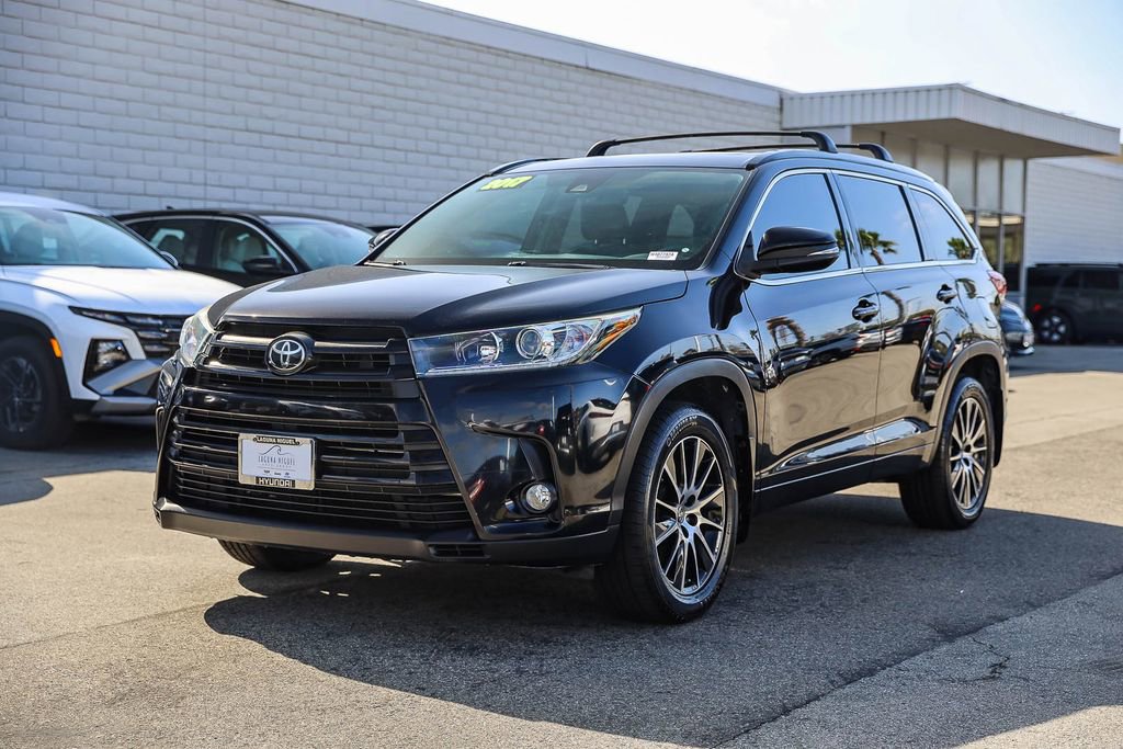 Used 2017 Toyota Highlander SE w/ Carpet Mat Package AWD/4WD image 3