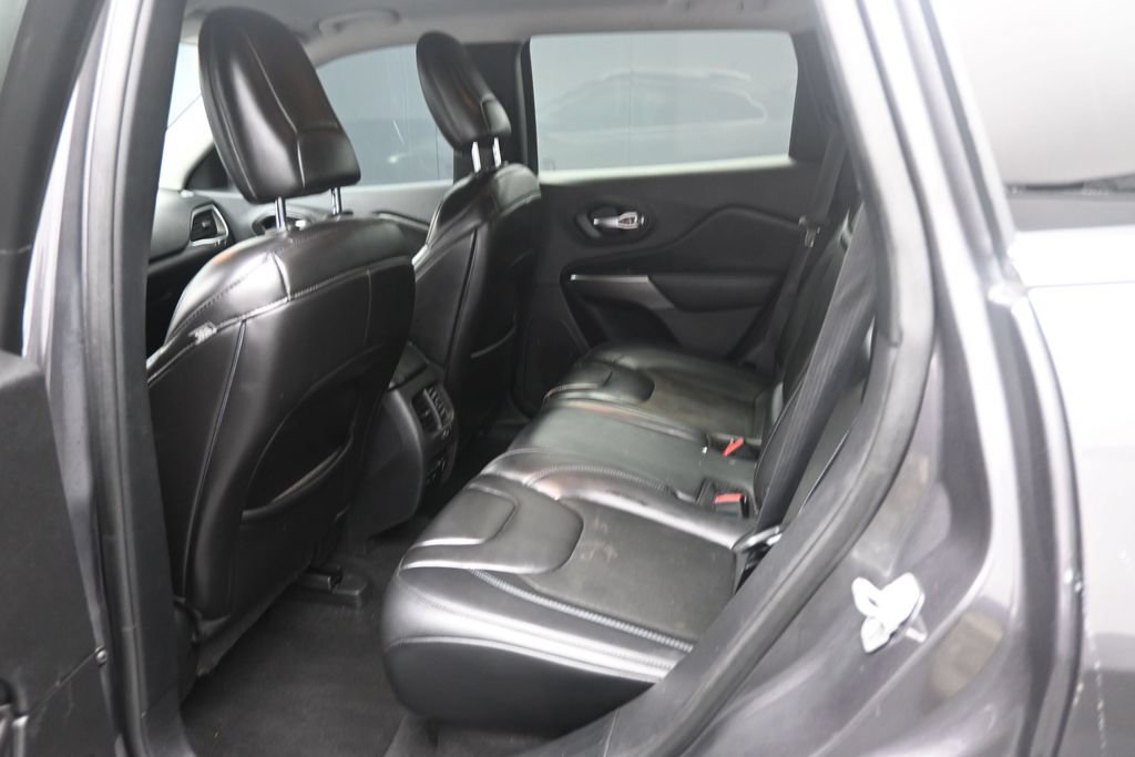 Used 2019 Jeep Cherokee Latitude Plus w/ Comfort/Convenience Group FWD image 21
