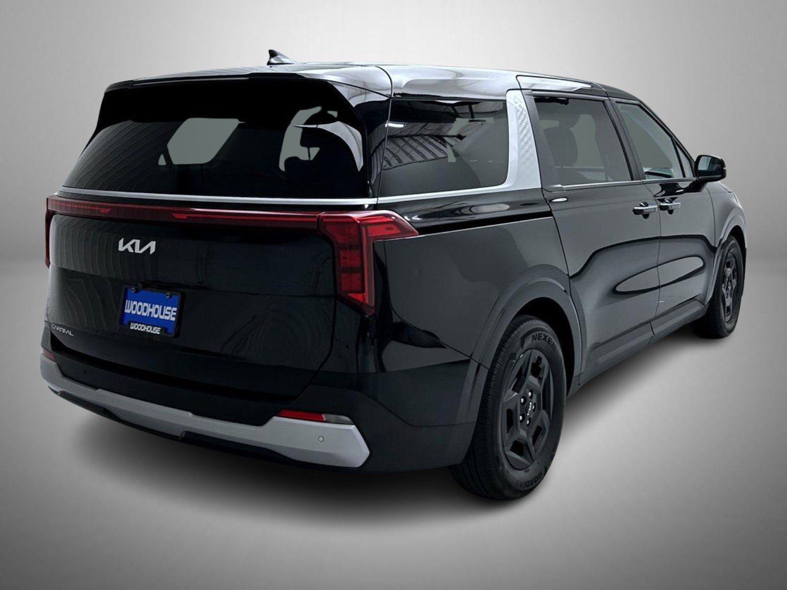 Used 2025 Kia Carnival FWD image 5