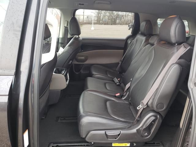 Used 2025 Kia Carnival image 12