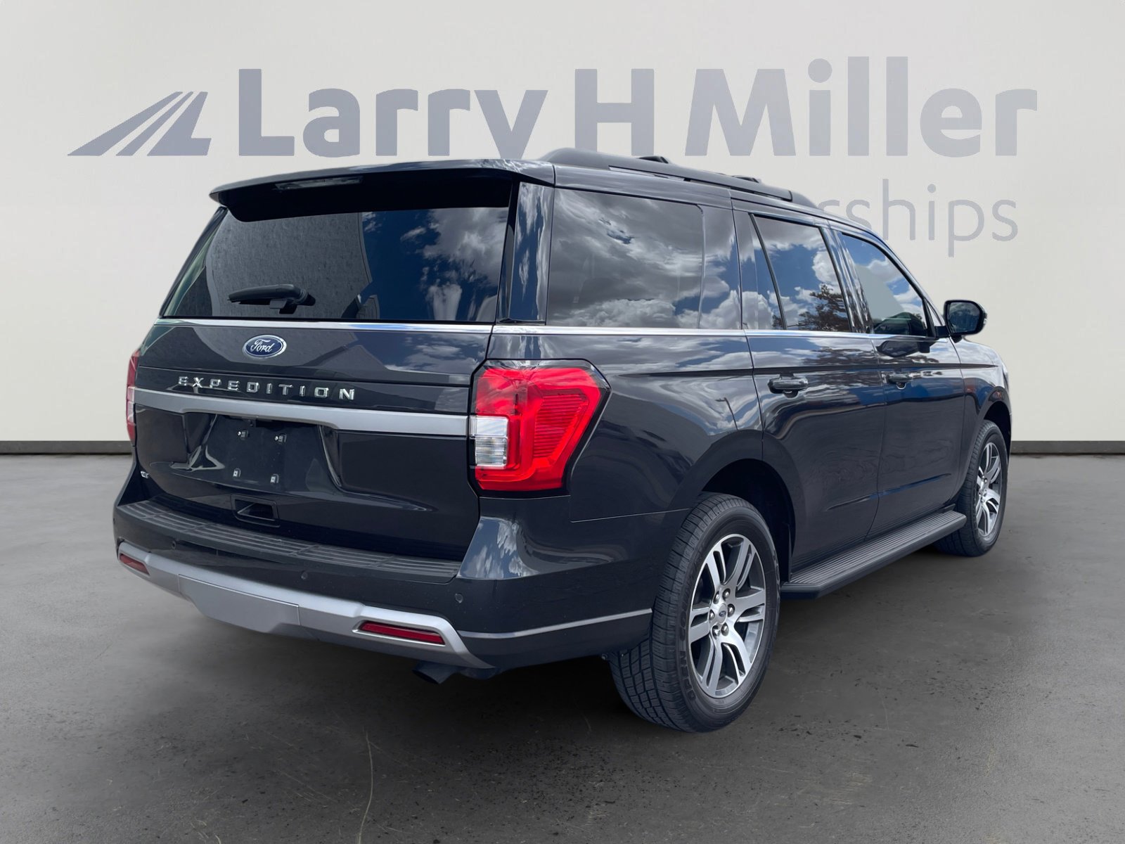 Used 2024 Ford Expedition XLT RWD image 5