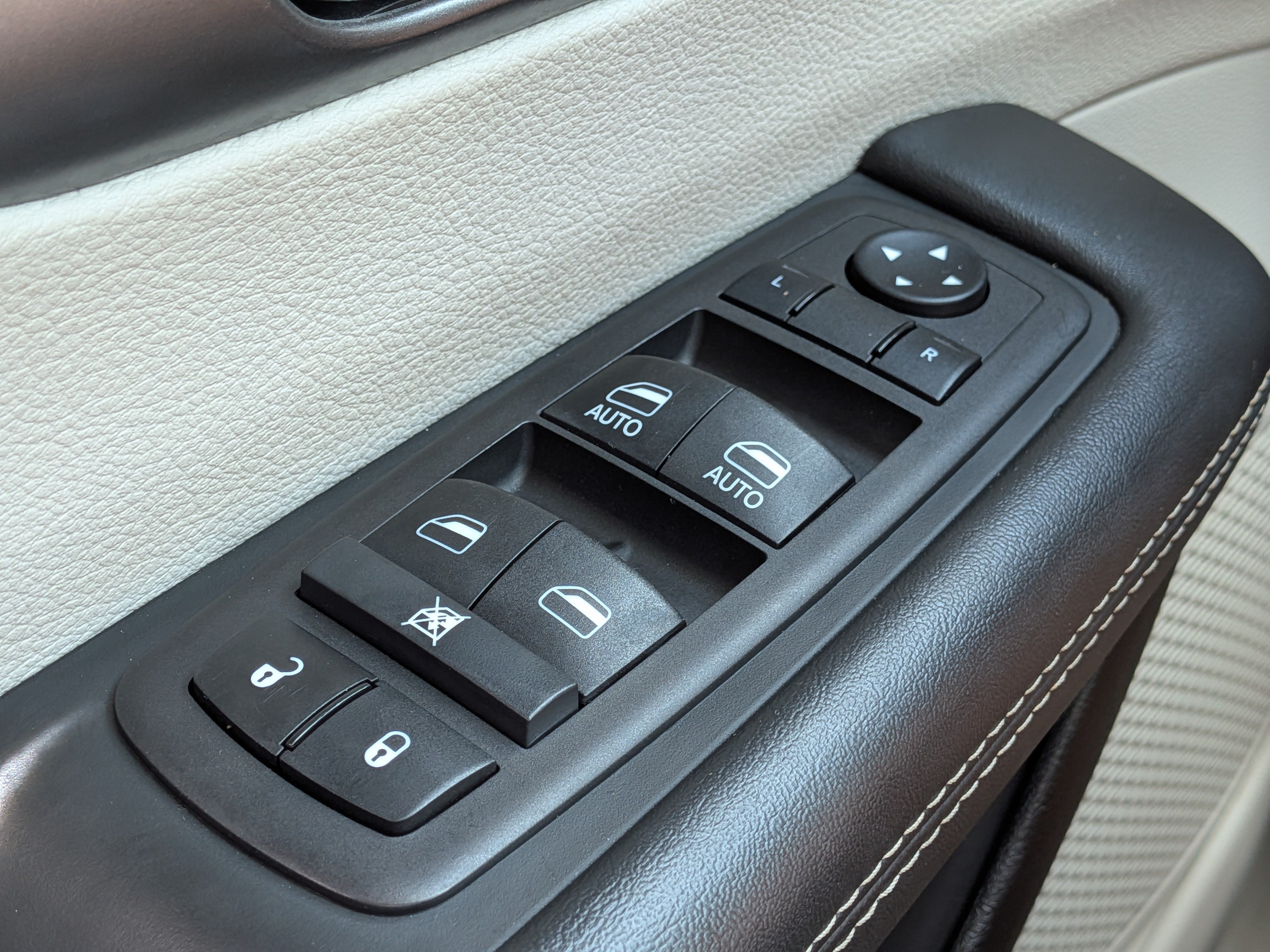 Used 2024 Chrysler Pacifica Limited FWD image 24