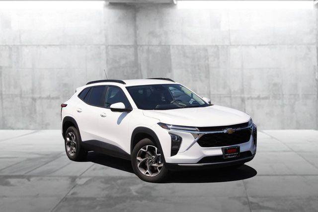 Used 2025 Chevrolet Trax LT w/ LT Convenience Package FWD image 2