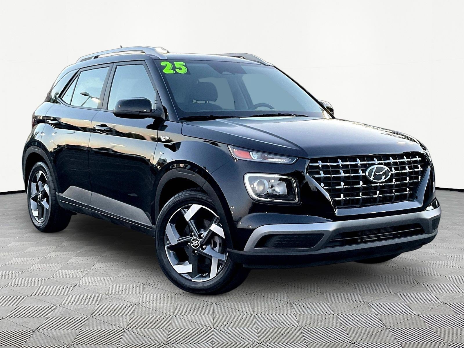Used 2025 Hyundai Venue SEL FWD image 3