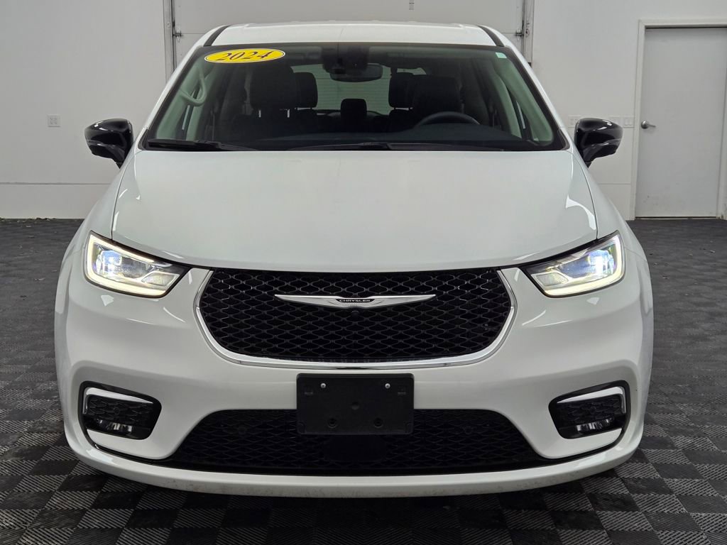 Used 2024 Chrysler Pacifica Touring-L image 15