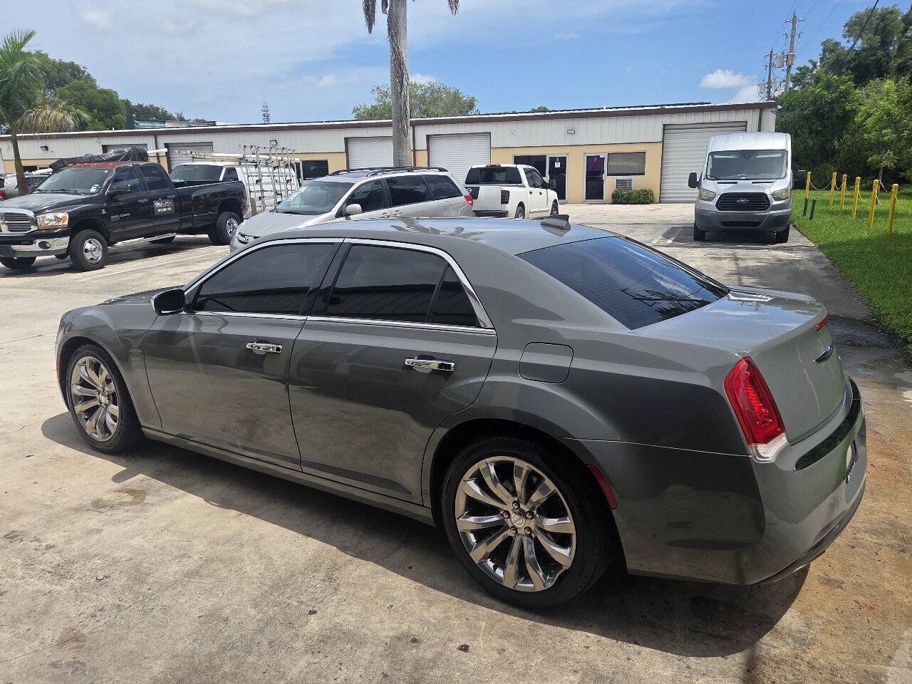 Used 2019 Chrysler 300 Limited RWD image 4