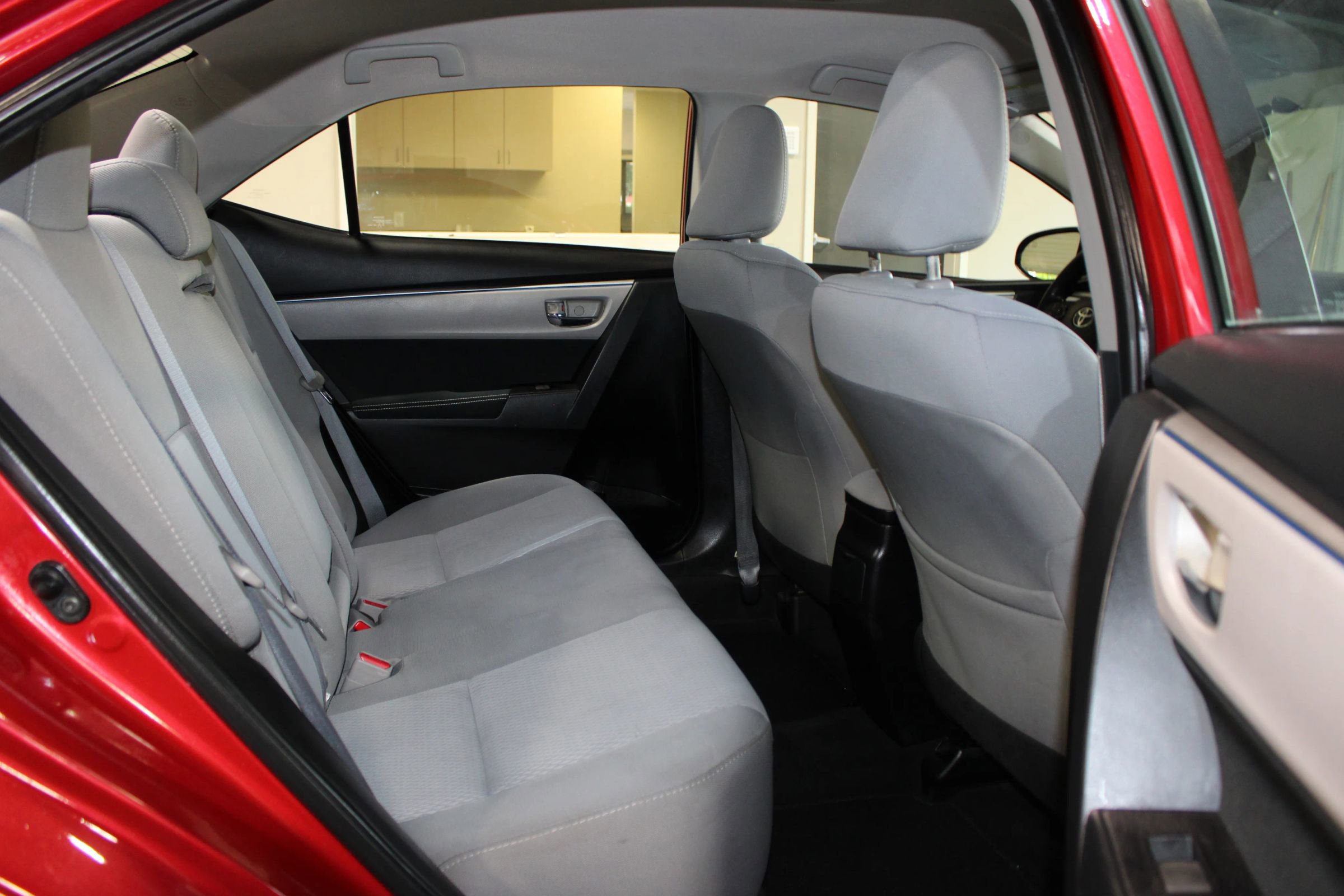 Used 2015 Toyota Corolla LE FWD image 27