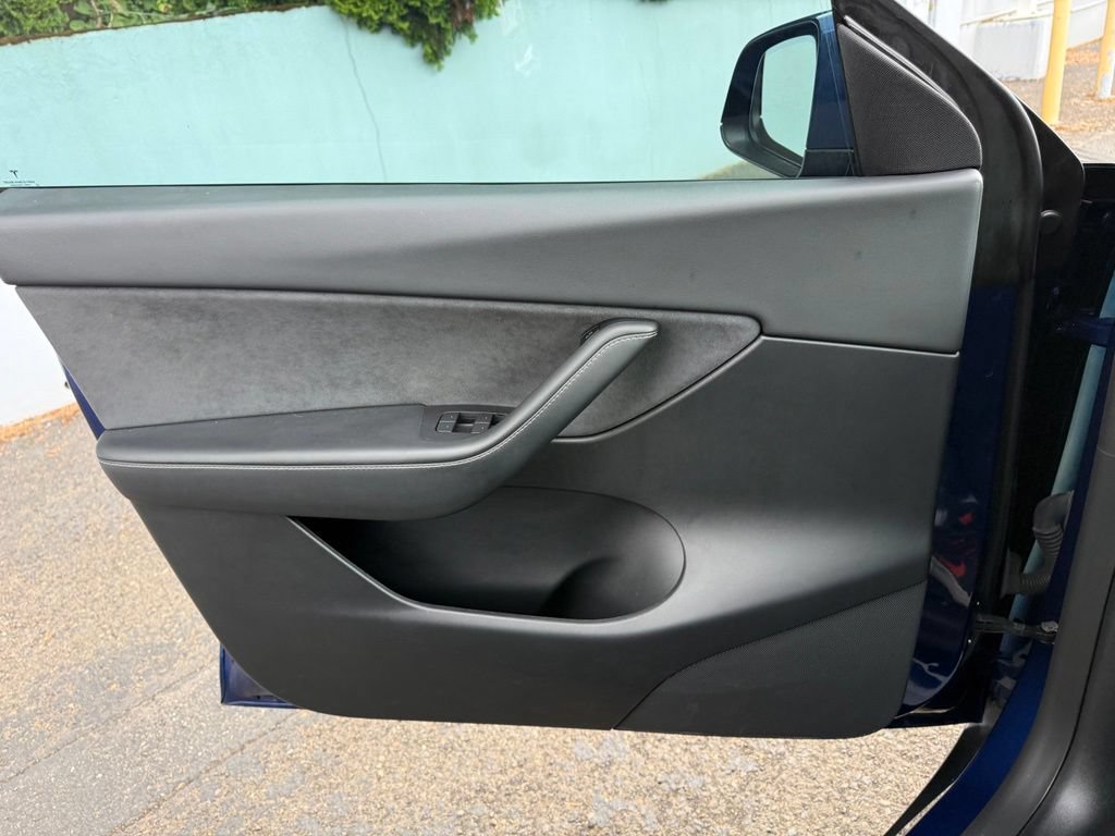 Used 2022 Tesla Model Y Long Range AWD/4WD image 23