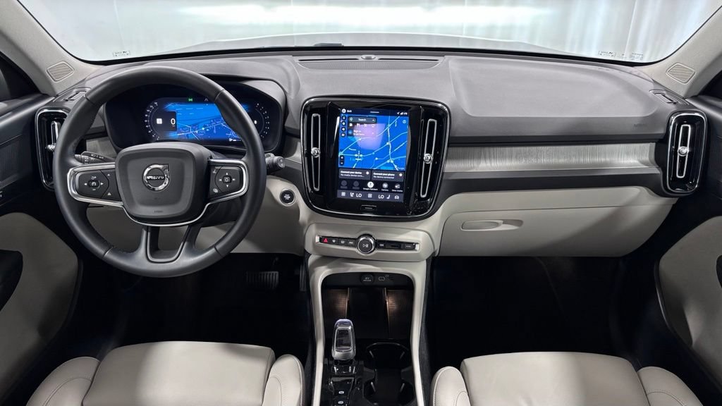 Certified 2026 Volvo XC40 B5 Plus AWD/4WD image 2