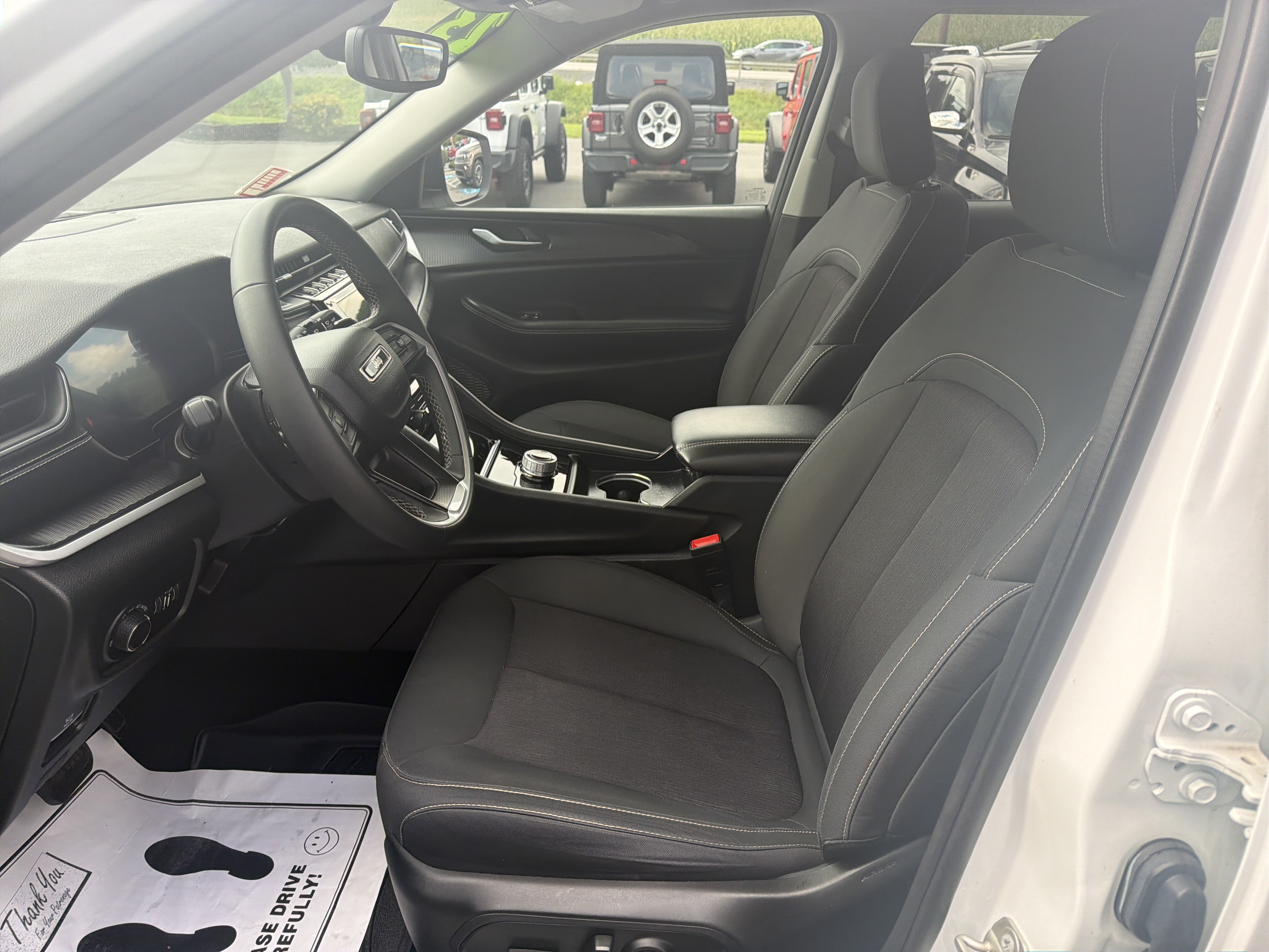 Used 2023 Jeep Grand Cherokee Laredo AWD/4WD image 12