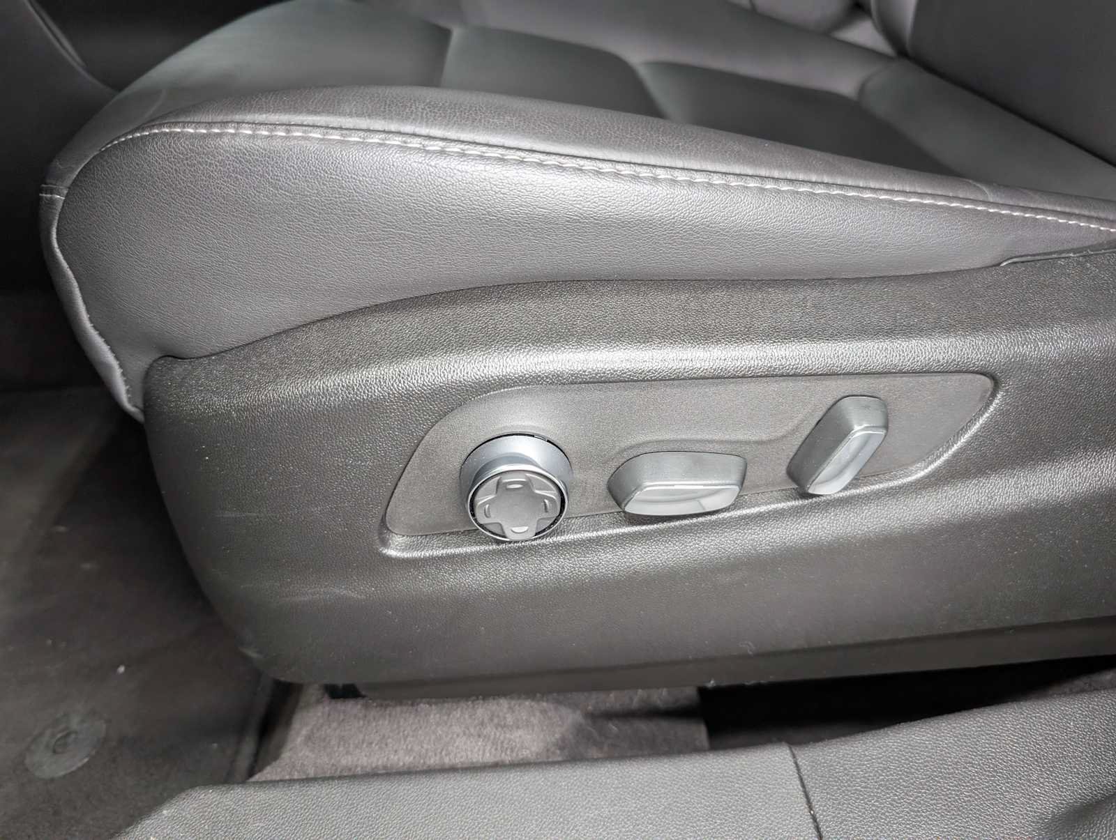 Certified 2025 Cadillac XT4 Premium Luxury AWD/4WD image 39