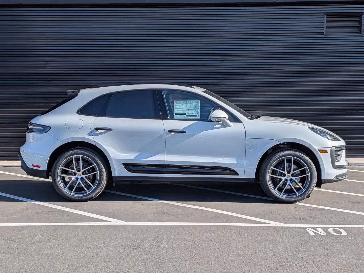 Certified 2025 Porsche Macan AWD/4WD image 8