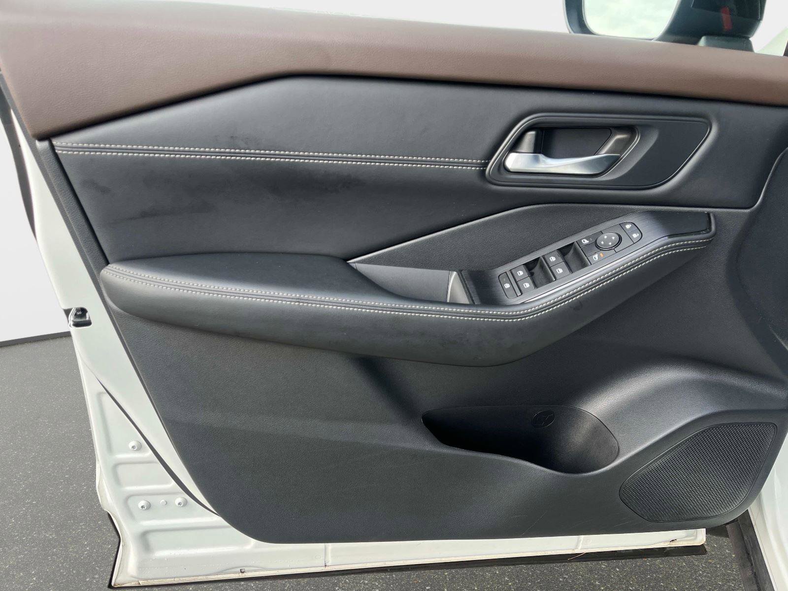 Used 2023 Nissan Rogue SV w/ SV Premium B Package image 17