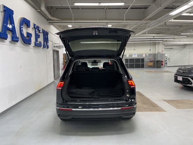Used 2023 Volkswagen Tiguan SE w/ Panoramic Sunroof Package AWD/4WD image 9
