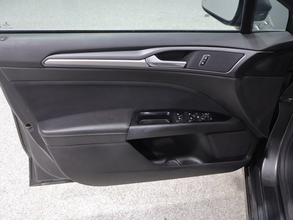 Used 2016 Ford Fusion SE FWD image 12