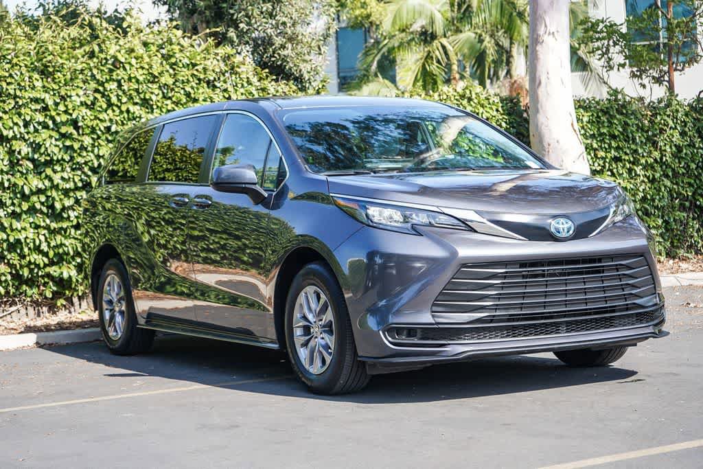 Used 2025 Toyota Sienna LE FWD image 3