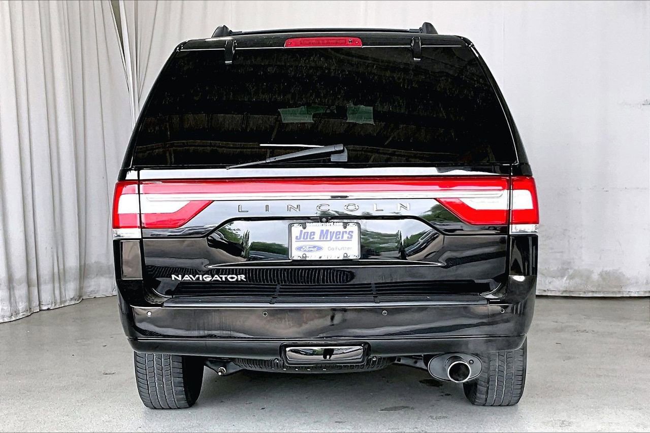 Used 2017 Lincoln Navigator Select RWD image 4