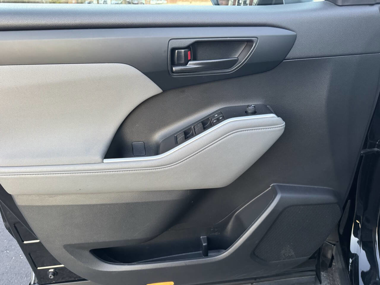 Used 2023 Toyota Highlander L image 17