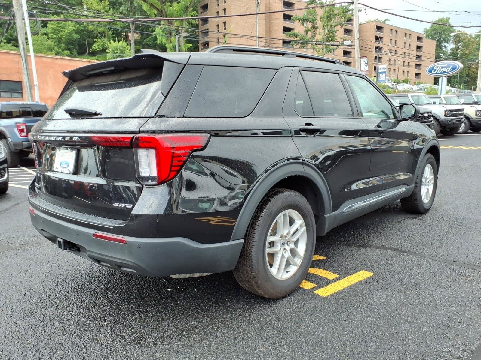Used 2025 Ford Explorer Active AWD/4WD image 5