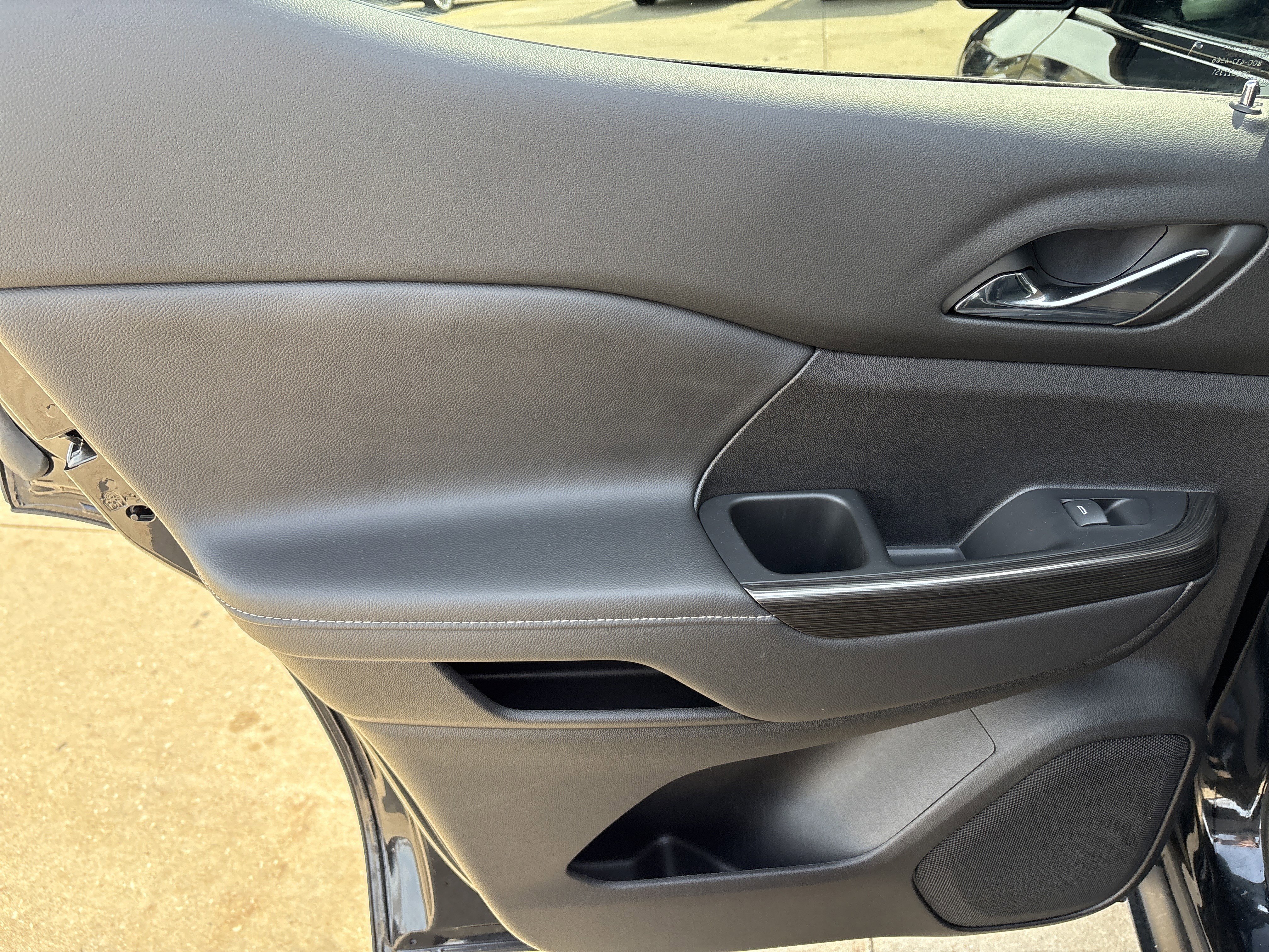 Used 2023 GMC Acadia SLT w/ Elevation Edition image 12