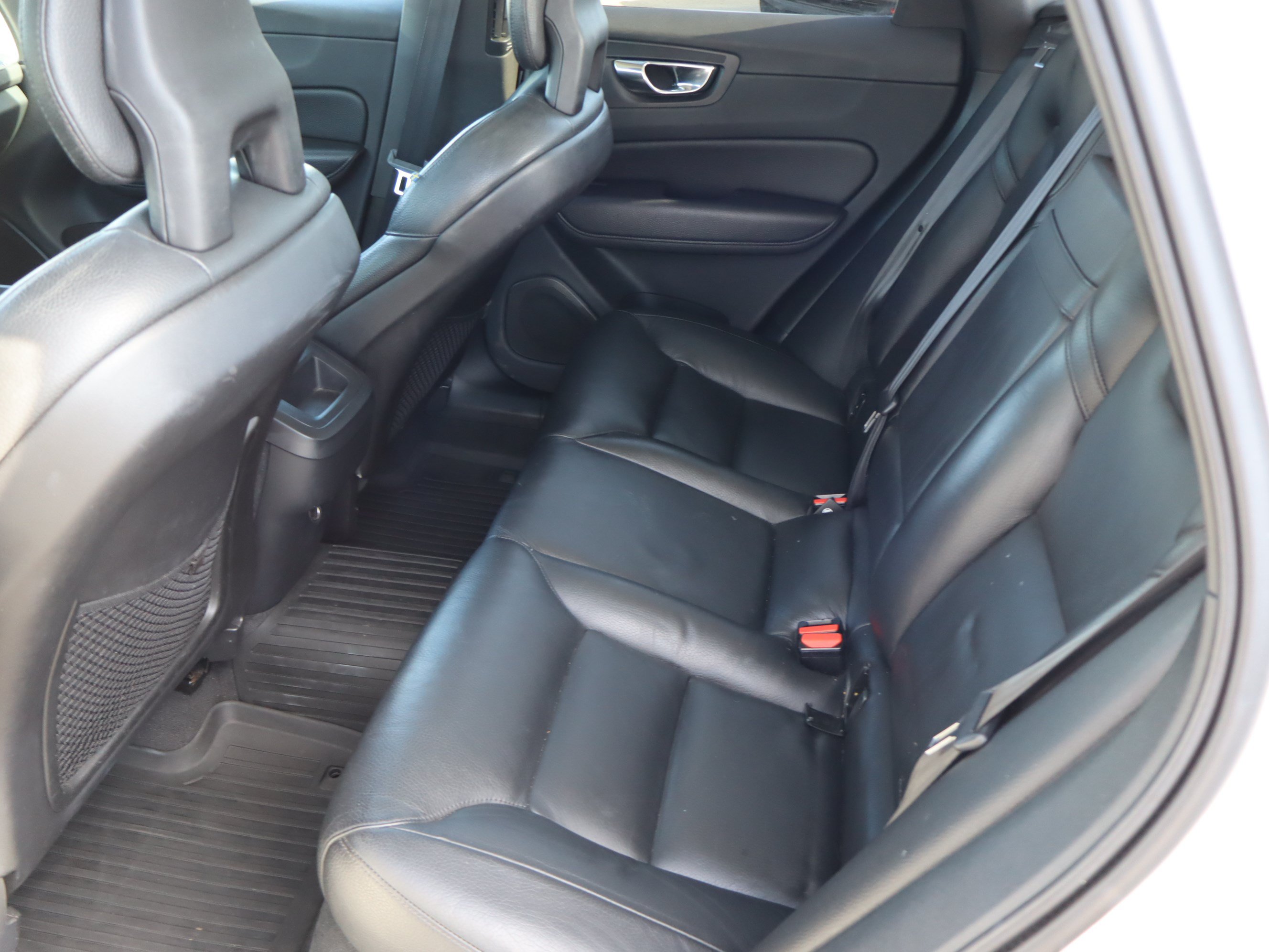 Used 2018 Volvo XC60 T6 Momentum w/ Vision Package AWD/4WD image 32