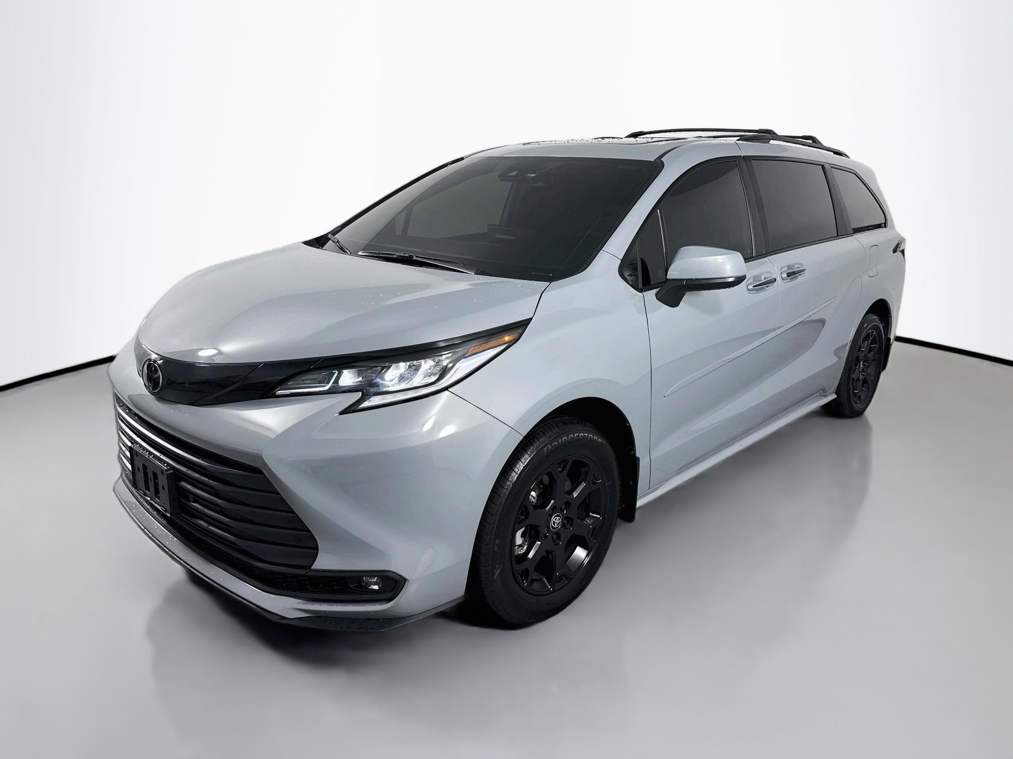 Used 2026 Toyota Sienna XLE Woodland Edition AWD/4WD image 3