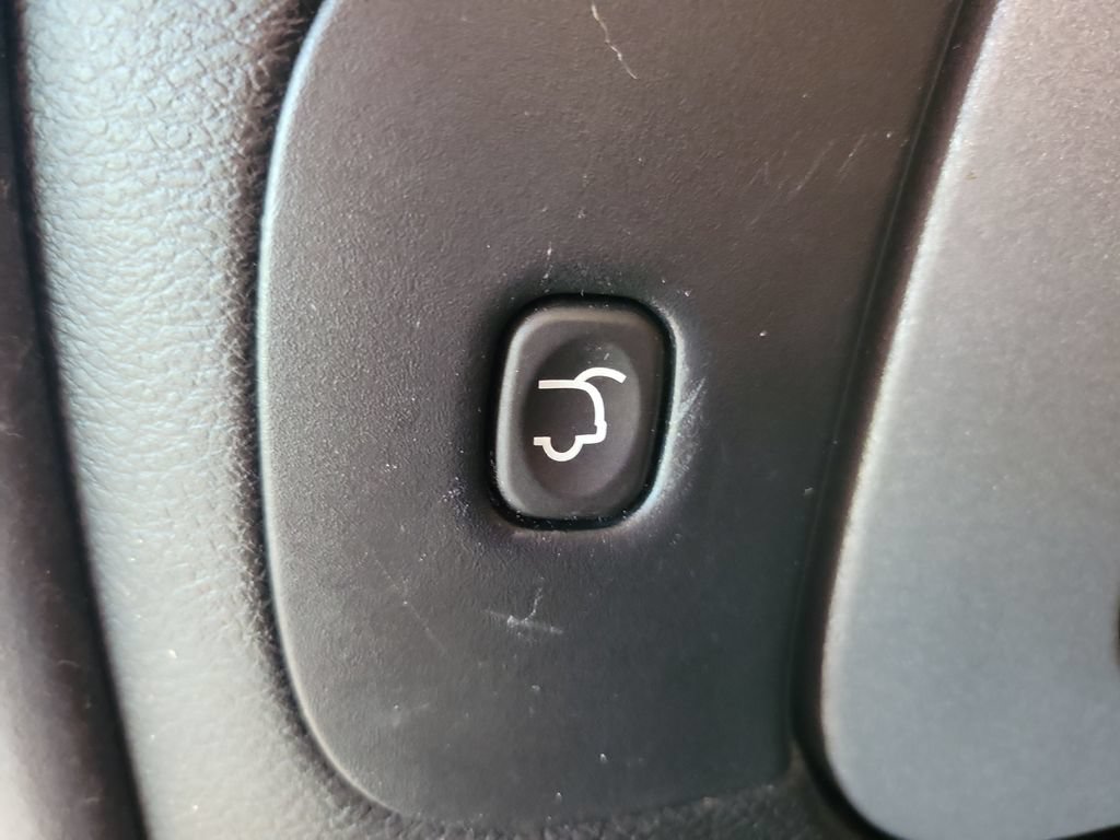Certified 2018 Jeep Cherokee Overland w/ Technology Group AWD/4WD image 16