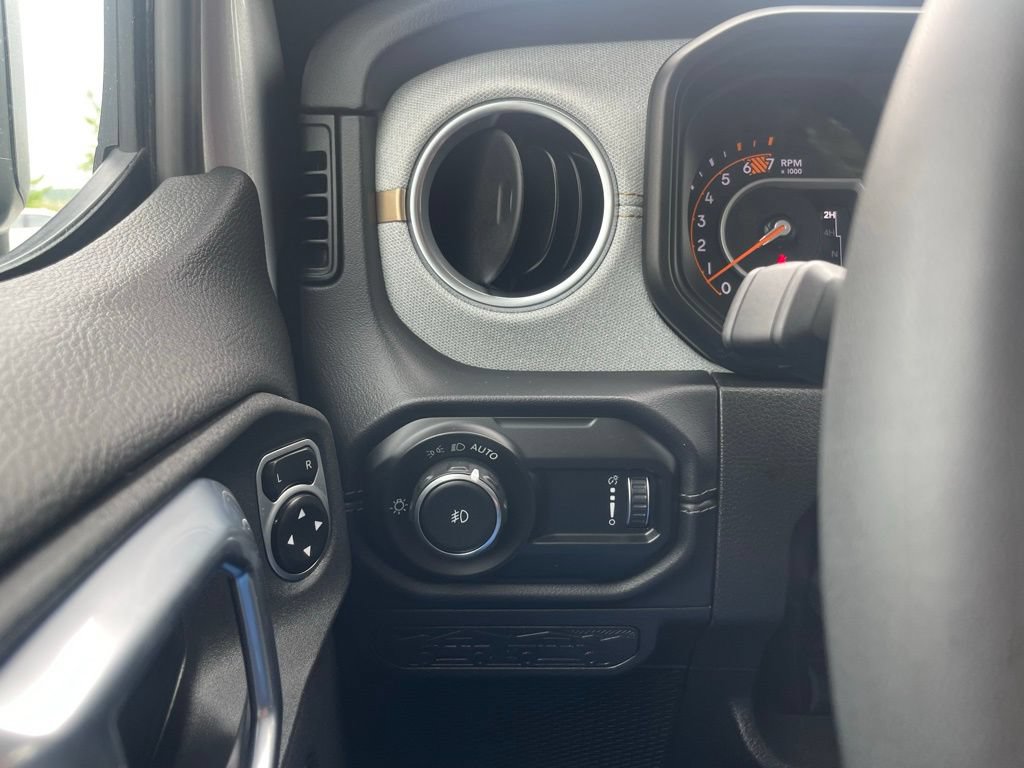 Used 2024 Jeep Wrangler Unlimited Sahara AWD/4WD image 13
