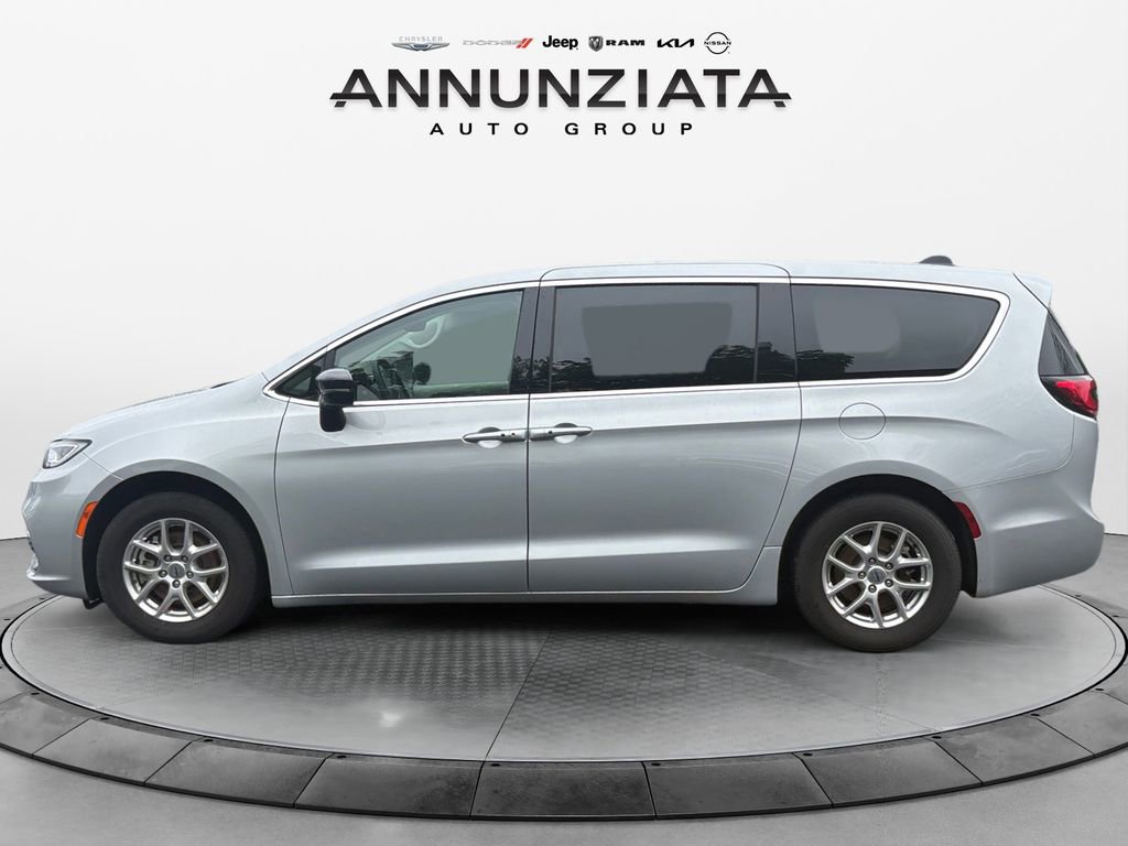 Certified 2024 Chrysler Pacifica Touring-L image 2