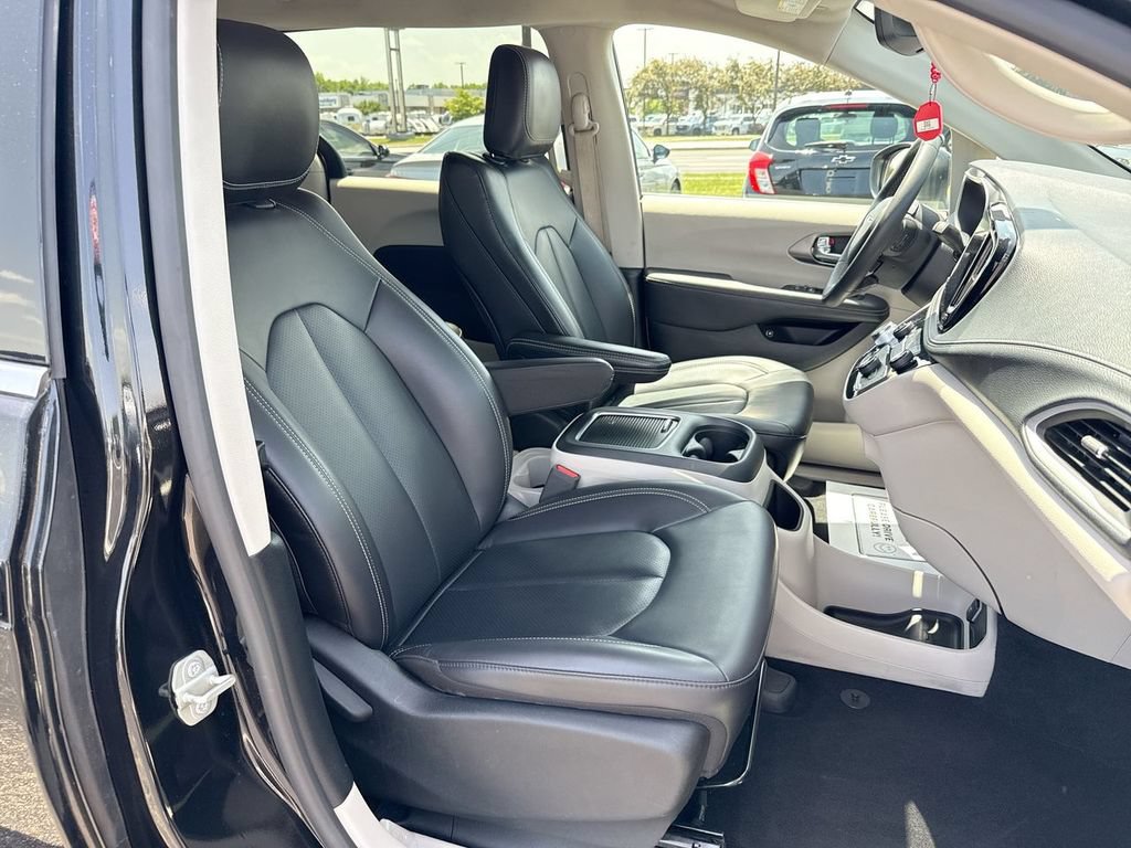 Used 2023 Chrysler Pacifica Touring-L FWD image 25