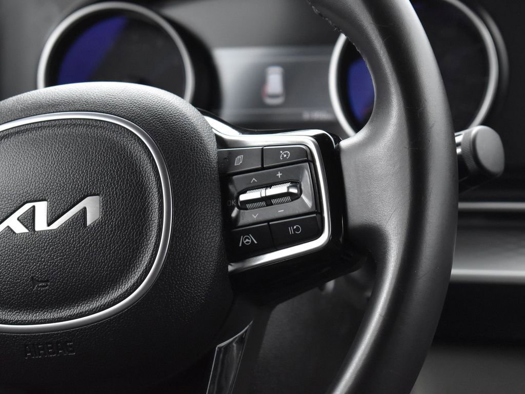 Used 2024 Kia Carnival LX image 19