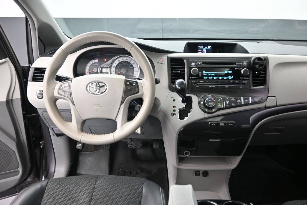 Used 2014 Toyota Sienna SE FWD image 11