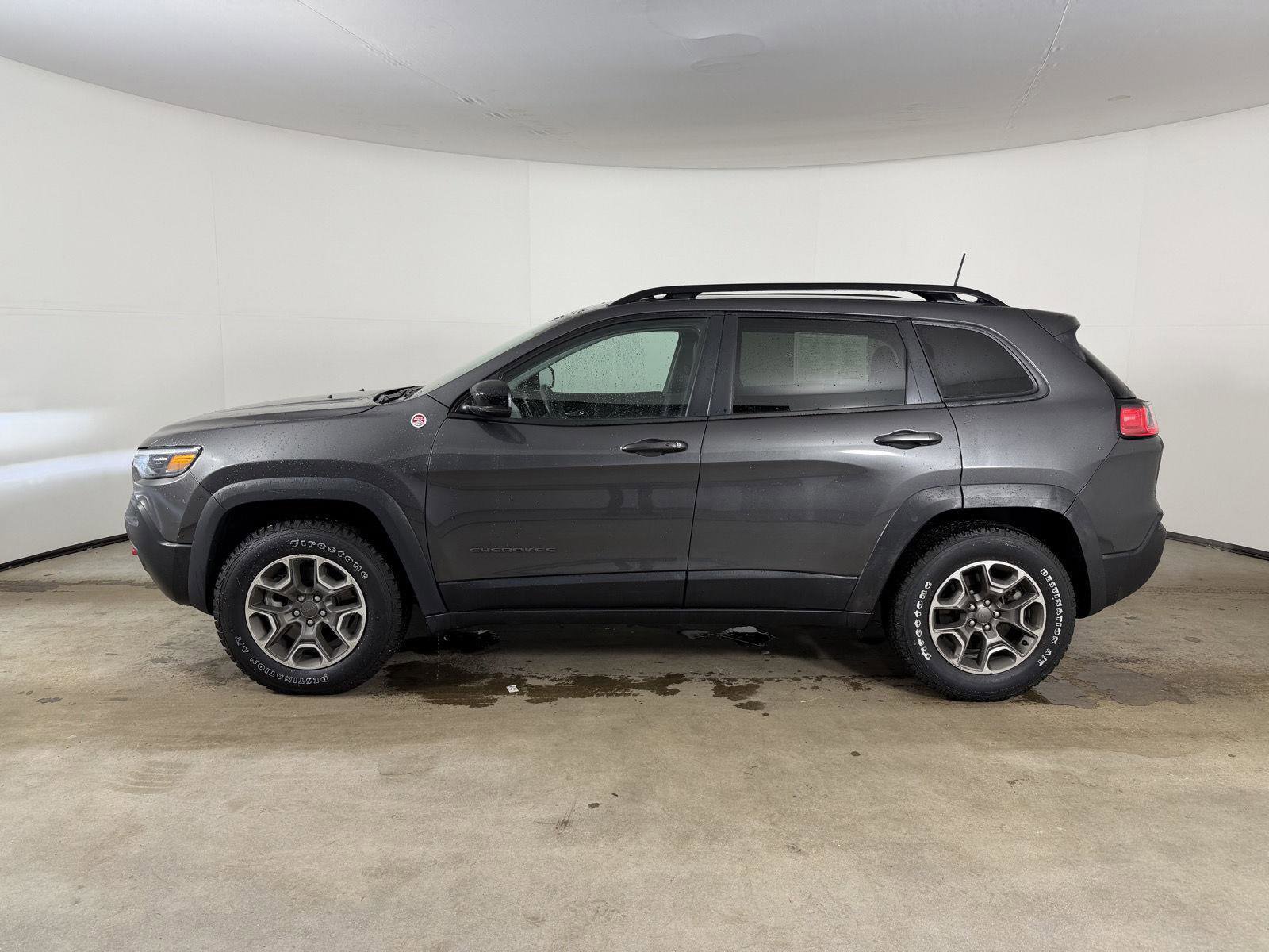 Used 2022 Jeep Cherokee Trailhawk image 11