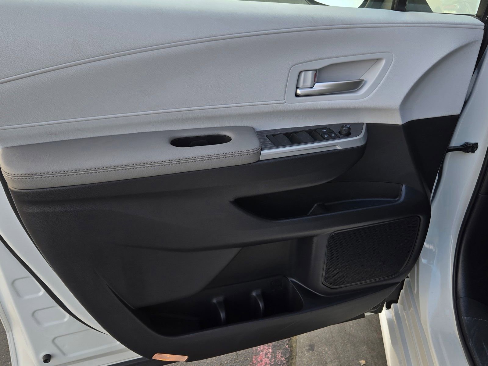 Certified 2026 Toyota Sienna XLE image 9