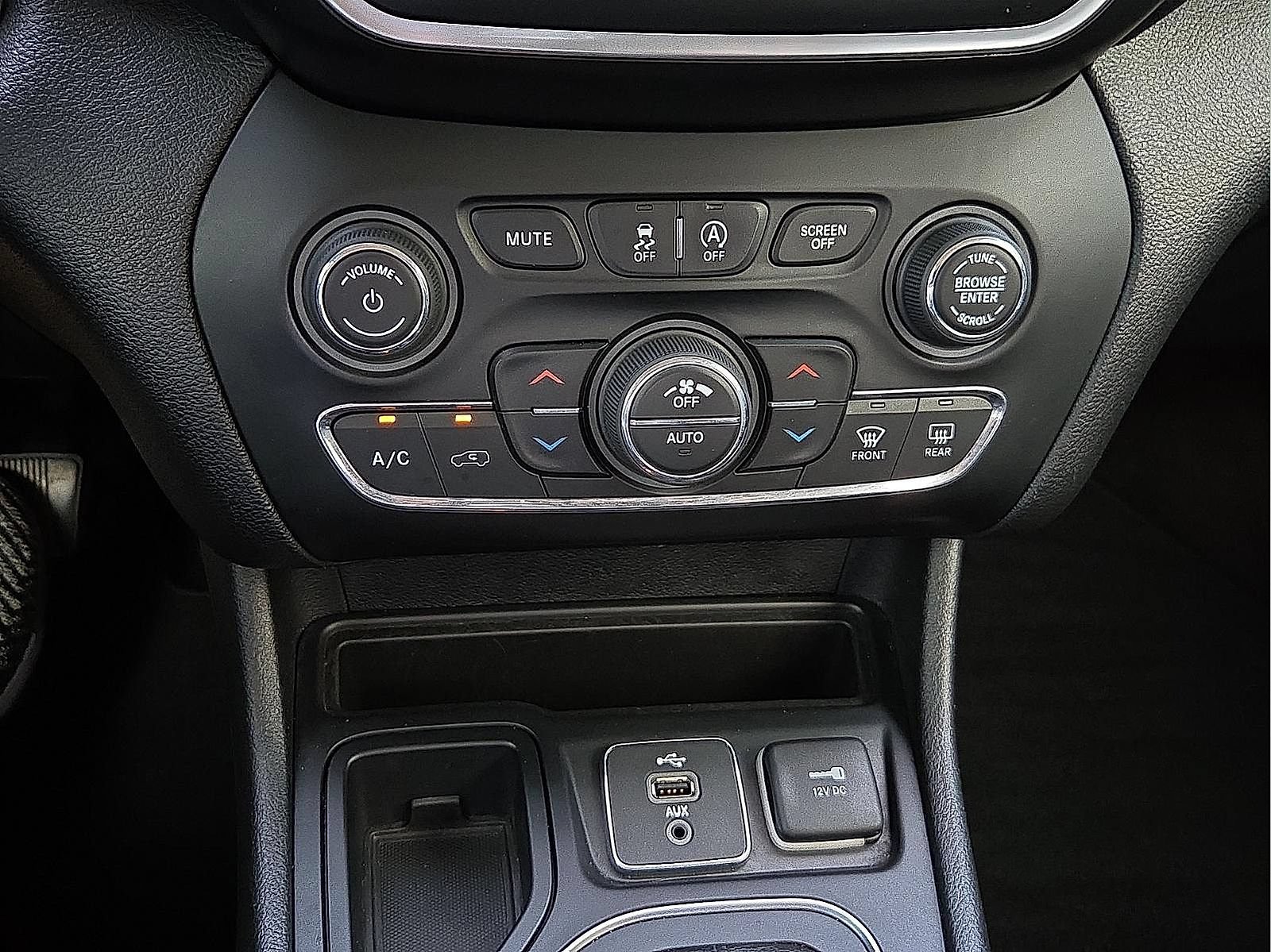 Used 2019 Jeep Cherokee Latitude Plus w/ Comfort/Convenience Group FWD image 17