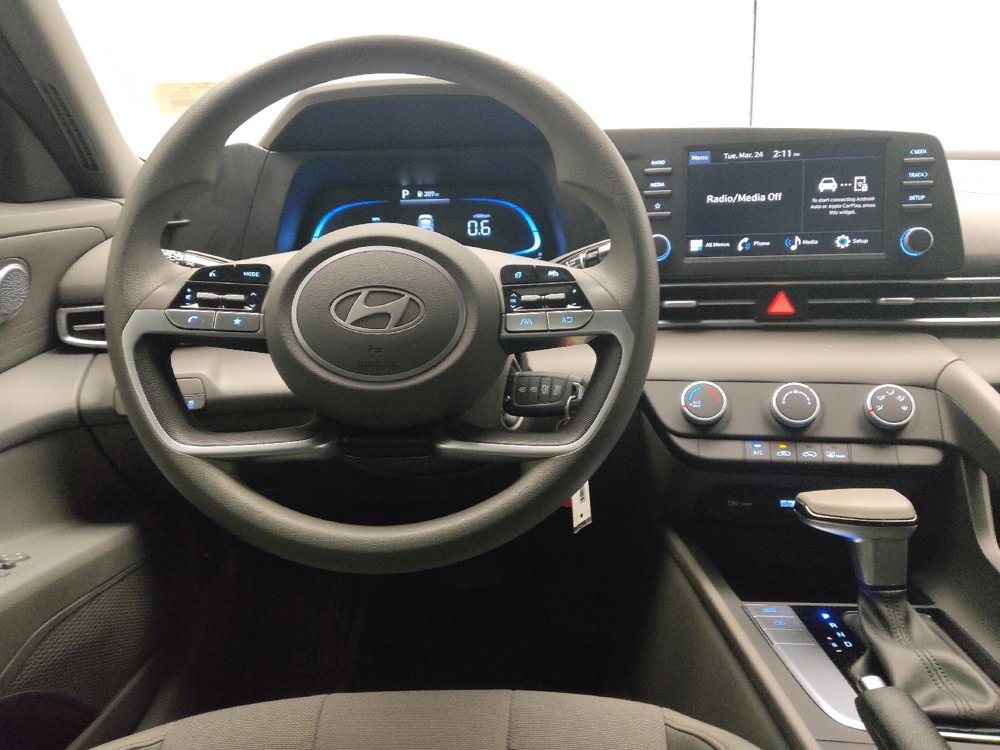 Used 2025 Hyundai Elantra SE image 22